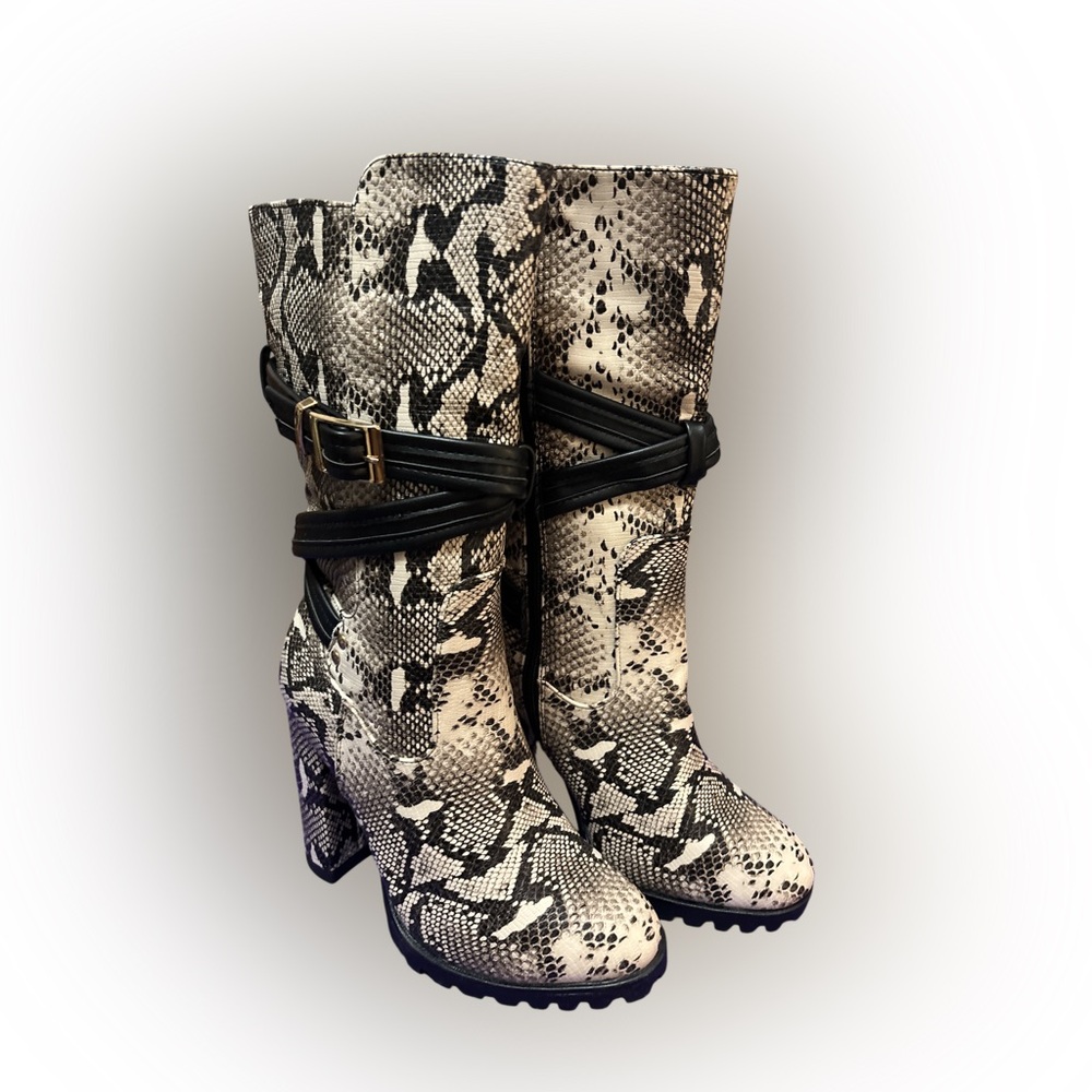 Shoedazzle size 7 Snakeskin Pattern Women's Boots